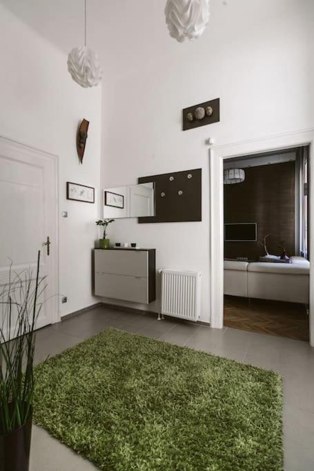 Lovely Purplish Apartment Heart Of The City Budapest Exterior photo