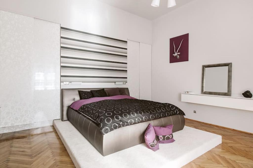Lovely Purplish Apartment Heart Of The City Budapest Exterior photo