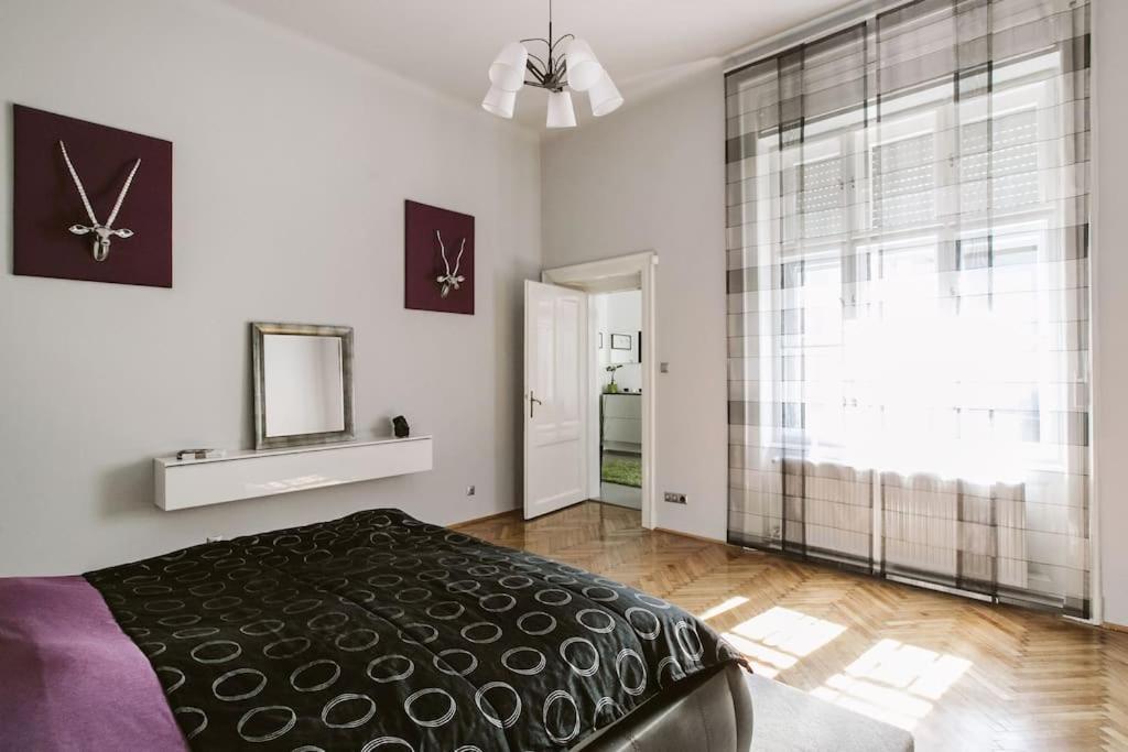 Lovely Purplish Apartment Heart Of The City Budapest Exterior photo