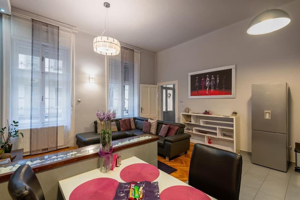 Lovely Purplish Apartment Heart Of The City Budapest Exterior photo
