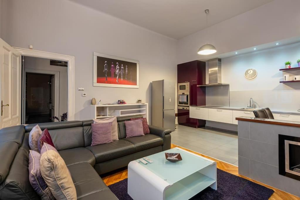 Lovely Purplish Apartment Heart Of The City Budapest Exterior photo