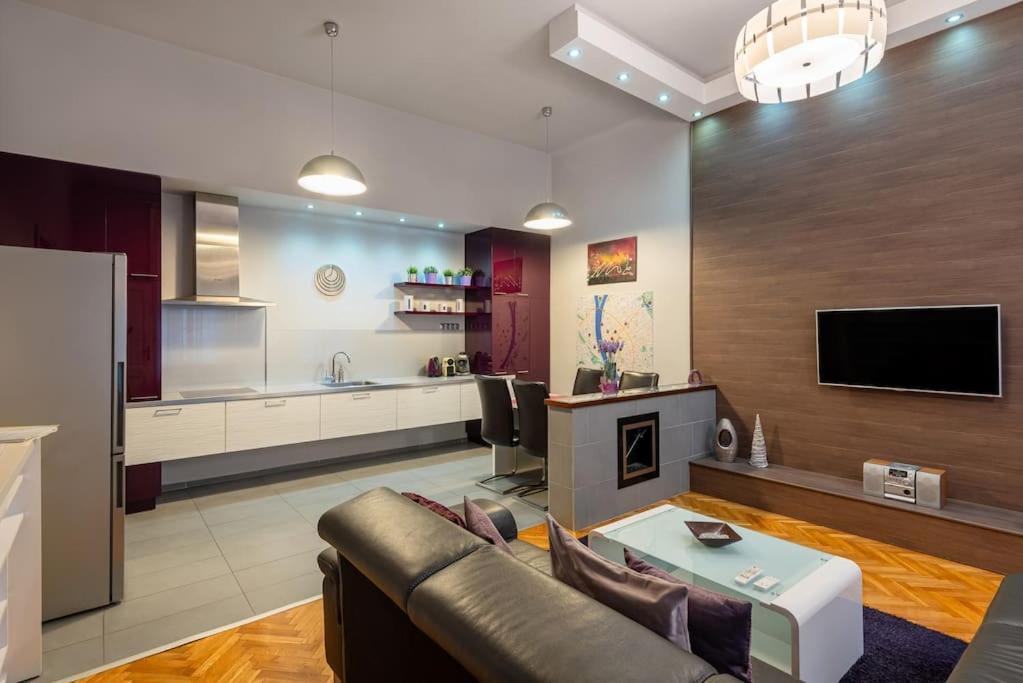 Lovely Purplish Apartment Heart Of The City Budapest Exterior photo