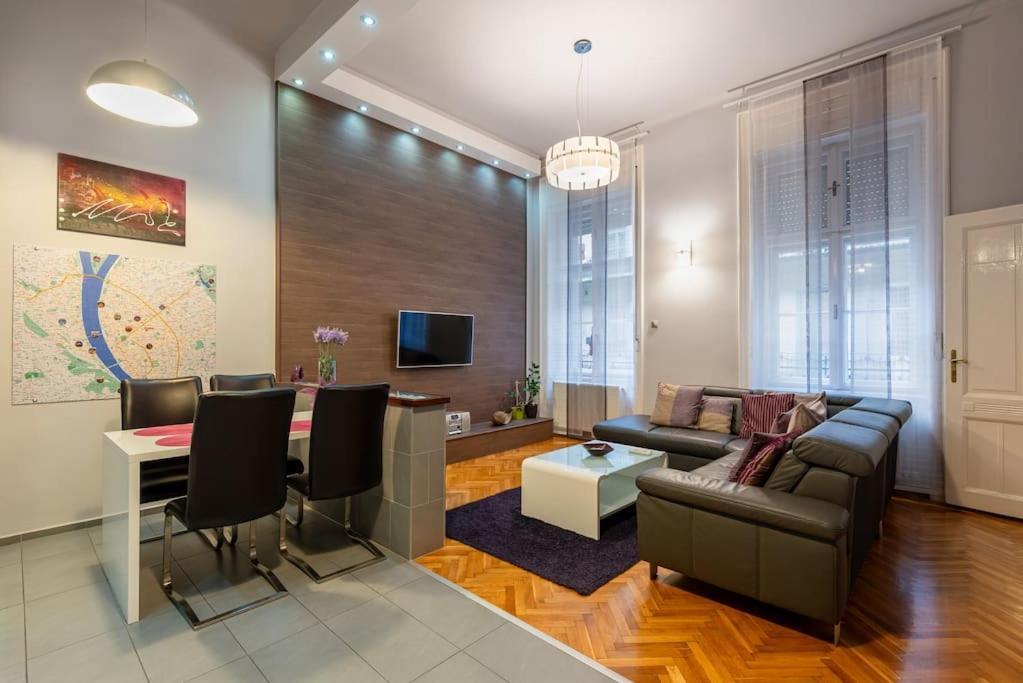 Lovely Purplish Apartment Heart Of The City Budapest Exterior photo